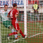 A ferencvárosi Julian Jenner (b) gólt lõ a labdarúgó OTP Bank Liga 24. fordulójában játszott Diósgyõri VTK - Ferencváros mérkõzésen a miskolci DVTK Stadionban 2013. április 21-én. A mérkõzés eredménye 2-2. MTI Fotó: Vajda János