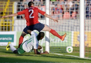 A ferencvárosi Stanley Aborah (b) gólt lõ Álvaro Brachi, a Videoton játékosa a labdarúgó Ligakupa döntõjeként ví­vott Ferencváros - Videoton FC találkozón a székesfehérvári Sóstói Stadionban 2013. április 24-én. A Ferencváros története során elõször hódí­totta el a Ligakupát, miután a fináléban 5-1-re legyõzte a cí­mvédõ Videotont. MTI Fotó: Beliczay László