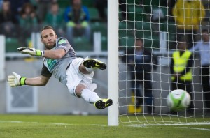 Jova Levente, a Ferencváros kapusa gólt kap a labdarúgó OTP Bank Liga 27. fordulójának Gyõri ETO FC-Ferencváros találkozóján a gyõri ETO Parkban 2013. május 12-én. MTI Fotó: Illyés Tibor