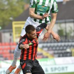 Budapest, 2014. április 20. A ferencvárosi Mateo Pavlovics (fent) és a kispesti Filip Holender a labdarúgó OTP Bank Liga 25. fordulójában játszott Budapest Honvéd - Ferencváros találkozón a kispesti Bozsik József Stadionban 2014. április 20-án. MTI Fotó: Illyés Tibor