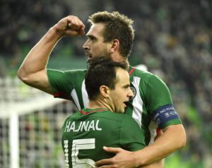 Budapest, 2016. október 22. A ferencvárosi Hajnal Tamás és Böde Dániel gólöröme a labdarúgó OTP Bank Liga 13. fordulójában játszott Ferencváros - Honvéd mérkõzésen a budapesti Groupama Arénában 2016. október 22-én. Ferencváros-Honvéd 3-2. MTI Fotó: Koszticsák Szilárd